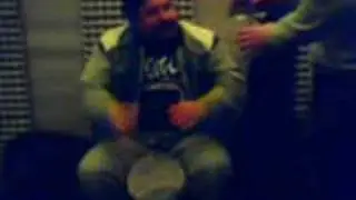 Skolnik hra na bongo