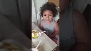 Yamir comiendo su causita