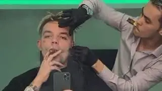 Элджею делают татуировки