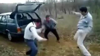Мужики танцуют. Отдых на природе