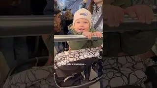 Владик играет в ку-ку с пассажирами автобуса. Карапузик поднял настроение