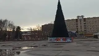 Славянск 23 декабря 2023 — центр, площадь сегодня, елка.