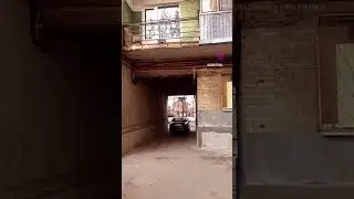 Ланос на фоне старого дома..