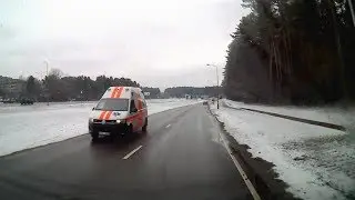 С мигалками на скорой помощи. Форд Транзит.