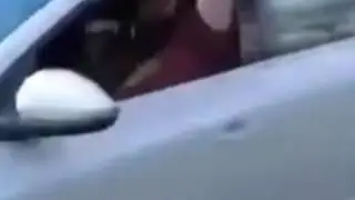 белая женщина говорит что важны все жизни