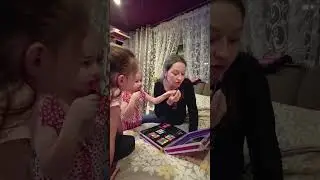Мама учит девчонок красить губы 👄