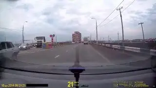 Перевернутый грузовик с прицепом
