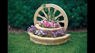 Wagon wheel as decoration in the garden