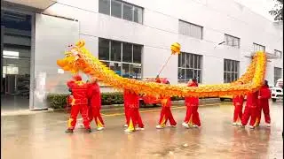 The dragon came to our factory to celebrate the Lantern Festival ！