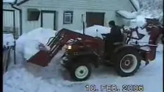 25 PS beim Winterdienst mit Frontlader.wmv