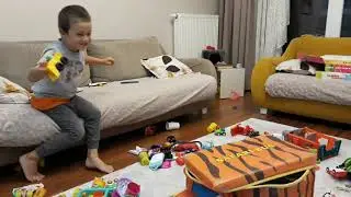 Rüzgar ve Kedi Venüs Heryeri Dağıttı.. Annesi onlardan yardım istedi...