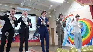 Выпускники шалят