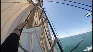 YELKENLİNİN DİREĞİNE TIRMANAN KIZ