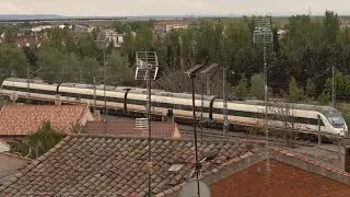 Renfe Media Distancia a su paso por Medina del Campo, vista desde el Catillo de la Mota