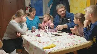 Вручаем детям папины подарки из Москвы