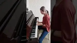 Танечка играет на пианино