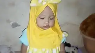 Habis mandi minta pake jilbab yg dibeliin nenek