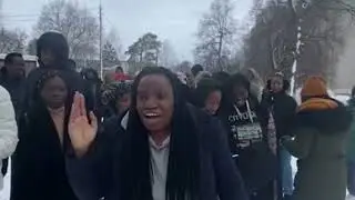 African students in Ukraine protesting to the Army to allow them leave. #AfricansinUkraine #Ukraine