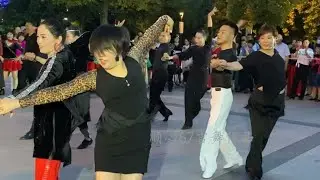 果果义乌学员即兴表演漂亮的恰恰，果果和观众掌声欢呼声不断！