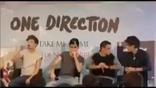 Louis and Harry using their microphones inappropriately