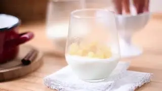 Panna Cotta s kompotom od jabuka i prhkim posipom