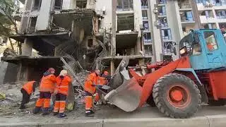 Последствие бомбежек Киева. Одна из ракет попала в жилой дом. Сообщается пока об одном погибшем