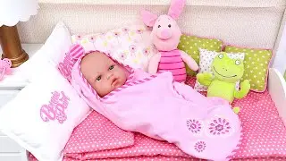 Play Dolls bedtime routine in the new baby bedroom!