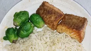 I EAT BRUSSELS SPROUTS AND AIRFRYER CURRY SALMON WITH INSTANT NOODLES