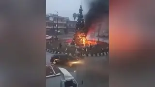 シリアで宗教の自由は守られるか　炎上するクリスマスツリーにキリスト教徒が抗議