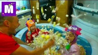 Полный бассейн с маршмэллоу сюрпризы Marshmallow pool with surprise
