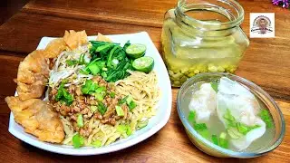 MIE AYAM BANGKA, KOMPLIT DENGAN ACAR CABE RAWIT, PANGSIT GORENG DAN REBUS.
