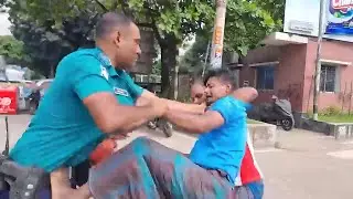 Angry auto rickshaw driver beats up police officer | Bangladesh Police | Dhaka Talk