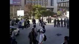 Albin Kurti i dejtohet policit, eskalon protesta e Vetevendosjes!
