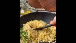 Спагетти в оливковом масле с чесноком.