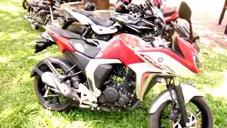 yamaha new fazer fi v 2.0 v/s bajaj new pulser 220 comparison review (HD)