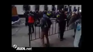 Беспорядки в Киеве  демонстранты забрасывают Беркут камнями и кирпичами