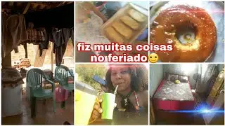 lavei roupa no feriado,fiz pão ,pudim,passamos a tarde no rio😄🤗