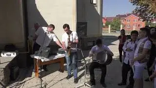 Братья Мхитарян|Армянский праздник в церкви