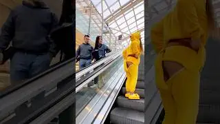 They didn't help me zip up, they just created a SCANDAL..😳￼🤦🏻‍♀️ WHY?  LA ELVÍRA 