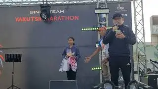 Награждение абсолютных победителей по марафону среди женщин и мужчин. .Якутский марафон 2022.