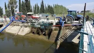 4 Traktör Bir Kanal Su Basıyor
