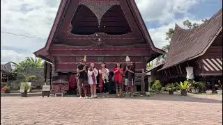 Manortor di tomok dengan patung sigale-gale