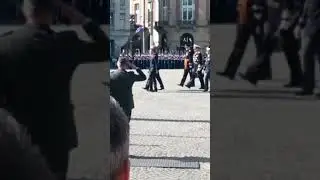 11. April 2023 Макрон убежал из Франции сначала в Китай а теперь в Голландию.