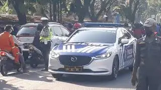 KUNJUNGAN PRESIDEN RI JOKO WIDODO KE GRESIK BAGIKAN KAOS KE MASYARAKAT