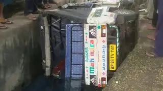 Mahindra Gio Compact Cab Passenger Sliped&Fell In Side Drinage In Vijayawada Near NTR Circle On 2017