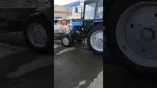 МТЗ 82.1 коммунальный с метлой в деле