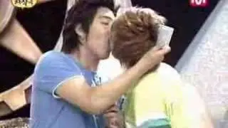 Super Junior Card kissing game 2/2 [Eng Subs]