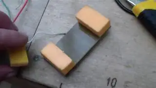 Конденсаторный звукосниматель на гитаре.