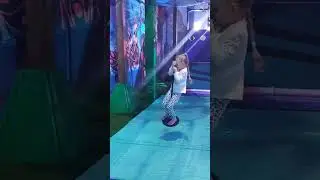 на тарзанке стоя