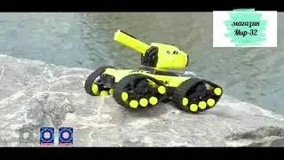 Гусеничный танк стреляет водой